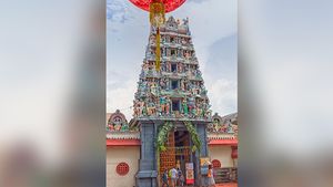ரூ.11 கோடி மதிப்புடைய கோயில் நகைகளை... அடகு வைத்த தலைமை குருக்கள்... சிங்கப்பூரில் கைது