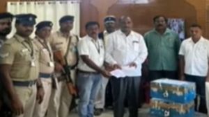  கூரியர் வண்டியில் பெட்டி பெட்டியாக தங்க நாணயங்கள்.. 5 கோடி மதிப்புள்ள தங்கத்தை பிடித்த பறக்கும் படை!
