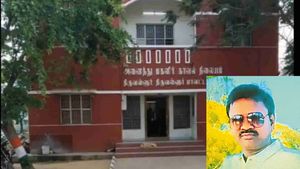 திருவள்ளூரில் அக்காவிடம் தவறாக நடக்க முயற்சி.. போலீஸ் ஸ்டேசன் வாசலில் ஆடிட்டரை அடித்தே கொன்ற தம்பி 