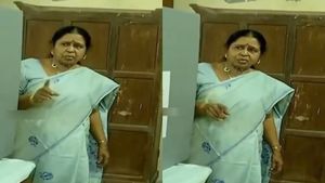  ஒன்னா இல்ல ரெண்டு ஓட்டு போடனுமா? வாக்குச் சாவடியில் குழம்பிய ராசாத்தி கருணாநிதி..! இது தான் காரணமா?