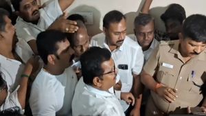  சேலம் பாஜக தலைவர் வீட்டில் சோதனை.. ரெய்டுக்கு சென்ற போலீசாரை தடுத்த நிர்வாகிகள் 10 பேர் மீது வழக்கு