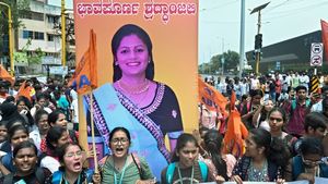 கர்நாடகாவை உலுக்கும் கவுன்சிலர் மகள் படுகொலை! 'லவ் ஜிகாத்' என பாஜக பந்த்.. இஸ்லாமியர்களும் பங்கேற்பு 