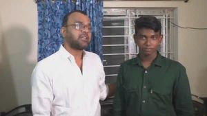 தம்பியின் அந்த ஒரு பதிலுக்காகதான் நான் இங்கு வந்தேன்! நாங்குநேரி சின்னத்துரையை சந்தித்த தாடி பாலாஜி 