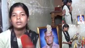 தேர்வு நடக்கும் போதே உயிரிழந்த தந்தை.. தாங்க முடியாத துயரத்திலும் சாதித்த பிளஸ் டூ மாணவி.. சபாஷ்! 