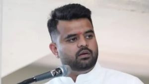 பிரஜ்வல் ரேவண்ணாவின் ஆபாச வீடியோக்களை வெளியிட்ட முன்னாள் கார் டிரைவர் மாயம்.. மலேசியாவுக்கு ஓட்டம்? 