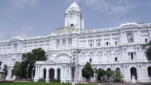 சென்னை மாநகராட்சி இணையதளமே முடங்கியது.. ஒரே நாளில் குவிந்த விண்ணப்பத்தால் மிரண்ட அதிகாரிகள் 