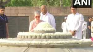 33ம் ஆண்டு நினைவு நாள்.. ராஜீவ் காந்தியின் நினைவிடத்தில் சோனியா, கார்கே அஞ்சலி.. மோடி இரங்கல் 
