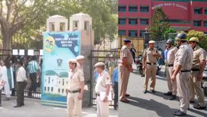 டெல்லியில் 100 பள்ளிகள் மூடல்..  இ-மெயில் வெடிகுண்டு மிரட்டலால் பாதியில் வீட்டுக்கு சென்ற மாணவர்கள்