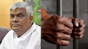 பலாத்கார புகார் அளித்த பெண் கடத்தி சித்ரவதை.. தேவுகடா மகன் ரேவண்ணாவின் ஆதரவாளர் அதிரடி கைது! 