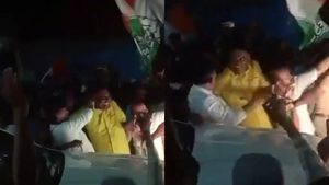 ‛கோபமான டிகே சிவக்குமார்’.. காங்கிரஸ் தொண்டரின் கன்னத்தில் ஓங்கி அடித்ததால் பரபரப்பு! ஷாக் வீடியோ 