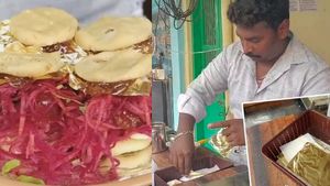 24 கேரட் தங்க தட்டு வடை.. சேலம் தெருக்களில் சுடச்சுட 