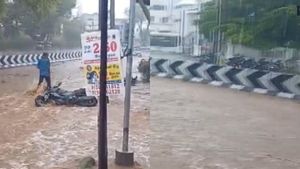  கேப்பே விடாம வெளுத்து வாங்கிய கோடை மழை.. பொள்ளாச்சியில் சாலையில் பெருக்கெடுத்து ஓடிய வெள்ளம்!