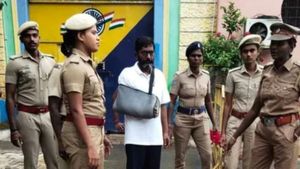 ‛‛உங்க பெயர், செல்போன் எண் என்ன?’’.. பெண் காவலரிடம் கேட்ட சவுக்கு சங்கர்..  பரபரப்பு புகார் 