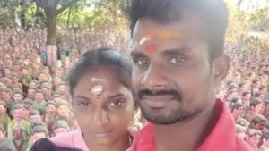 கடலூர் மீனா.. ஜன்னலில் பார்த்து அதிர்ந்த குடும்பம்.. ஒரே புடவையில் அதிர வைத்த தம்பதி.. அடப்பாவமே
