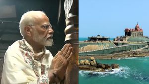 விவேகானந்தர் பாறைக்கு செல்ல சுற்றுலா பயணிகளுக்கு அனுமதி.. பிரதமர் மோடி தியானத்திற்கு இடையே அறிவிப்பு