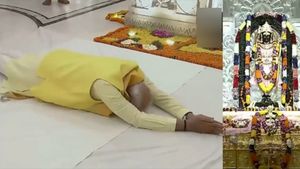 மனமுருகிய பிரதமர்.. அயோத்தியில் தரையில் படுத்து பாலராமரை வணங்கிய மோடி! 