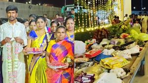 தாய்மாமன் சீர் சுமந்து வாராண்டி! நாத்தனார் மகளுக்கு நலங்கு வைக்க ஆட்டம் பாட்டத்துடன் வந்த மாமி! 