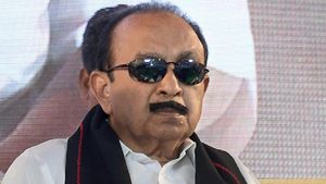 வீட்டில் தவறி விழுந்த வைகோ! தோள்பட்டையில் எலும்பு முறிவு.. அறுவை சிகிச்சைக்காக ஆஸ்பத்திரியில் அனுமதி 