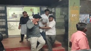 கையும் களவுமாக பிடிபட்ட தாசில்தாருக்கு நெஞ்சு வலி.. மருத்துவமனைக்கு தூக்கி சென்ற லஞ்ச ஒழிப்புத்துறை!