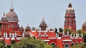 சிறுமியின் விருப்பத்துடனேயே உறவு வைத்திருந்தாலும் ஏற்க முடியாது.. போக்சோ வழக்கில் ஐகோர்ட் தீர்ப்பு 