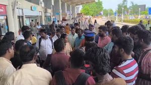  துபாய் செல்ல வேண்டிய ஸ்பைஸ்ஜெட் விமானம் ரத்து.. திடீர் அறிவிப்பால் மதுரையில் பயணிகள் வாக்குவாதம்!