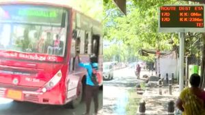 பஸ் எங்கே வருதுன்னு ஈசியாக தெரிஞ்சிக்கலாம்.. மெட்ரோ ஸ்டைலில் சென்னை பேருந்து நிறுத்தங்கள்.. அடடே செம 
