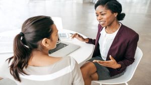 வங்கியில் 10 வருடமாக அரை நாள் மட்டுமே வேலை செய்த 2 பெண்கள்.. யாருமே கண்டுபிடிக்கவில்லை 