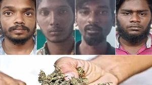 திருப்பூரில் கஞ்சா வாங்கிய இளைஞர்கள்..சீ சீ புது ஐட்டமா இருக்கே..பையை திறந்து பார்த்து மிரண்ட போலீஸ்