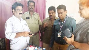 வேலூர் அருகே சுற்றி வளைக்கப்பட்ட டாக்டர்.. போலீசார் சரமாரி கேள்வி.. விசாரித்தால் பெரிய ட்விஸ்ட் 