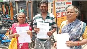 கஞ்சிக்கே வழியில்லை! நான் 23 லட்சம் கடன் வாங்கியிருக்கேனா? வங்கி நோட்டீஸால் சிவகாசி இளைஞர் அதிர்ச்சி 