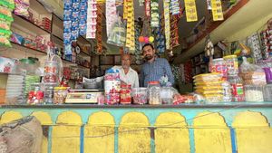 பெட்டிக்கடை வைத்து டாக்டர் ஆக்கிய தந்தைக்கு..33 வருடம் கழித்து மகன் கொடுத்த மறக்க முடியாத பரிசு 