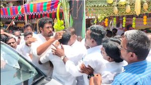 ’மாஜி’ முன்னால் பாக்சிங் செய்த ர.ர.க்கள்! இருக்கிற பிரச்சினையில் இதுவேறயா? எடப்பாடிக்கு வந்த தலைவலி!
