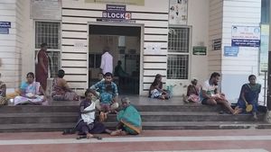 கரண்ட் கட்டால் காண்டாகும் கரூர்..வேப்பமரத்தடியில் கர்ப்பிணிகள்! கை குழந்தையுடன் காய்ந்த தாய்மார்கள்!
