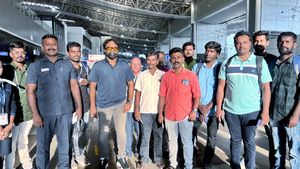 இப்பதான் ஃப்ளைட்டையே பார்க்குறோம்..மே 1ல் தொழிலாளர்களுக்கு சர்ப்ரைஸ்.. விமான ரைடு அழைத்து சென்ற ஓனர்.! 