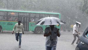 பெங்களூரை மொத்தமாக நனைத்த மழை! உள்ளம் குளிர்ந்த மக்கள்.. 5 மாதங்களுக்கு பிறகு நிம்மதி பெருமூச்சு
