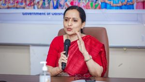  விகே பாண்டியன் மனைவி சுஜாதா மீது பாஜக அளித்த பரபர புகார்.. உடனே  இடமாற்றம் செய்த தேர்தல் ஆணையம்!