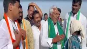 தாமரைக்கு தான் ஓட்டு..பெண்ணின் கன்னத்தில் பளார் விட்ட காங்கிரஸ் வேட்பாளர்.. பஞ்சாயத்து செய்யும் பாஜக