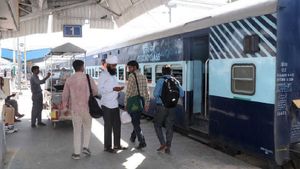  6 மணி நேரம் நகர முடியாது.. 17 ஆண்டுக்கு பின் விடப்பட்ட மெமு ரயிலில் பயணிகளுக்கு இப்படி ஒரு சோதனையா?