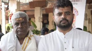 பிரஜ்வல் ரேவண்ணா கட்டி வைத்து பலாத்காரம் செய்த பெண் திடீர் மாயம்.. மகன் போலீசில் புகார் 
