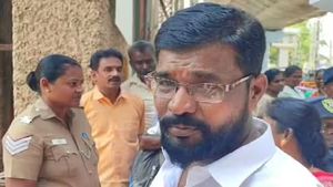 வாத்யாரே ஃபர்ஸ்ட் அட்டம்ட்! 50 வயதில் நீட் நுழைவுத்தேர்வு எழுத வந்த வழக்கறிஞர்.. மதுரையில் ருசிகரம்!