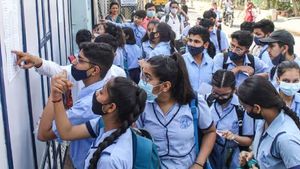 வெளியானது ப்ளஸ்-2 தேர்வு முடிவுகள்.. வழக்கம் போல் ஸ்கோர் செய்த மாணவிகள்..! முழு தகவல்கள் இதோ..! 
