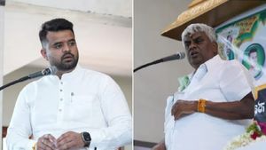 3,000  ஆபாச வீடியோ: நீதிபதியிடம் கதறிய தந்தை ரேவண்ணா- நாடு திரும்பாத மகன் பிரஜ்வல்- போலீஸ் ஏமாற்றம்!