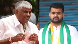 பிரஜ்வல் ரேவண்ணா மீது மேலும் 3 பெண்கள் புகார் அளிக்க 'ரெடி'.. அம்மா பவானியையும் விசாரிக்கிறது சிஐடி!