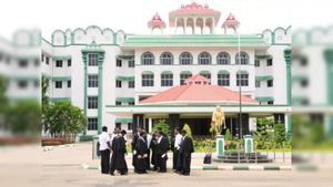 உங்க சர்டிஃபிகேட்ஸை தர மாட்றாங்களா? சான்றிதழ்கள் மீது யாருக்கும் உரிமையில்லை..உயர் நீதிமன்றம் அதிரடி