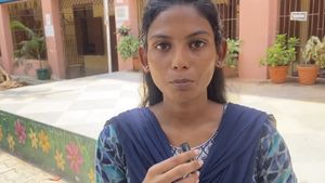 நுனி நாக்கில் இங்கிலீஷ் பேசிய அரசு பள்ளி மாணவி! ஆட்டோ டிரைவர் மகளுக்கு எத்திராஜ் கல்லூரி உதவி 