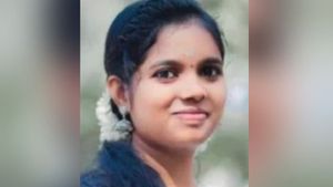 கேரளாவை அலற விட்ட அரளிப் பூ.. செல்போன் பேசியபடி பூவை தின்ற செவிலியர்! அரளி பூவால் மரணம் வருமா? 