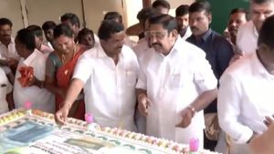 எடப்பாடி பழனிச்சாமிக்கு இன்று பிறந்தநாள்.. பிரமாண்ட கேக் வெட்டி கொண்டாட்டம்.. வயது எத்தனை தெரியுமா? 