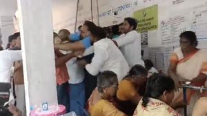 எலக்சன் சீரியஸ்..வரிசைல வர மாட்டியா? வாக்காளருக்கு அடி.. ஒய்எஸ்ஆர் எம்எல்ஏவை காதோடு அப்பிய வாக்காளர்