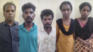 அப்ப சாமி தரிசனத்துக்கு போகல.. சபல பேர்வழிகளை குறிவைத்து ஸ்கெட்ச்! பழனியில் சிக்கிய பலான கும்பல்..!