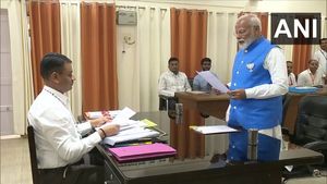 வாரணாசியில் பிரதமர் மோடி வேட்புமனு தாக்கல் செய்தார்! முன்மொழிந்த 4 பேர் யார் தெரியுமா 